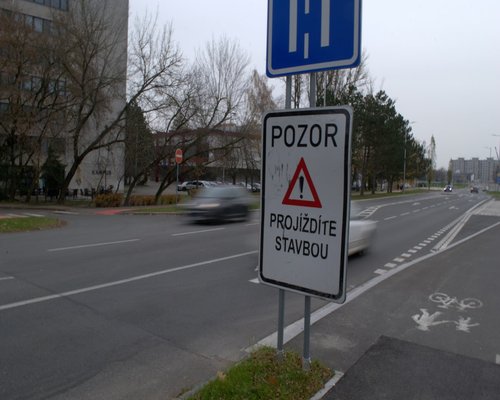 Pauză privind pe fereastră